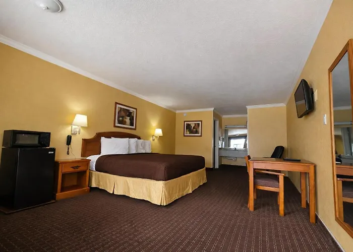 Rodeway Near Hood Inn 4*